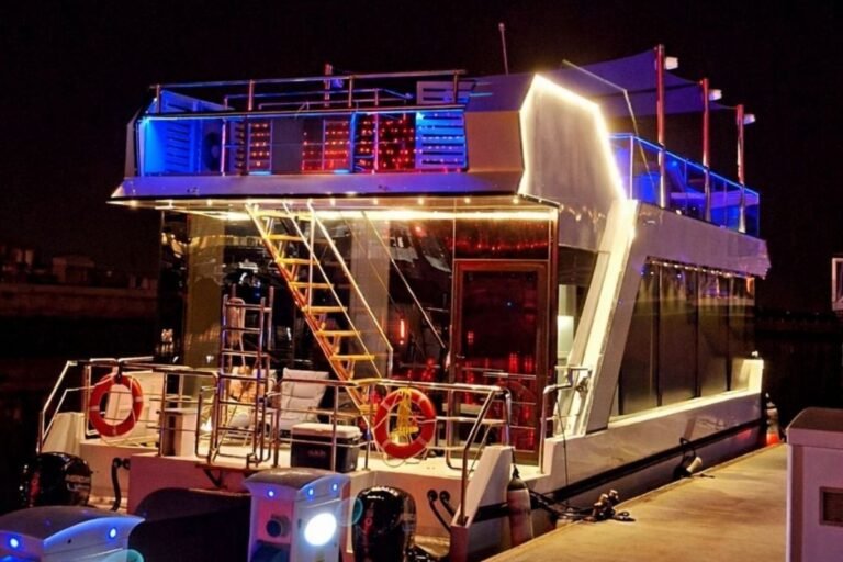 Lavy Luxury Yacht