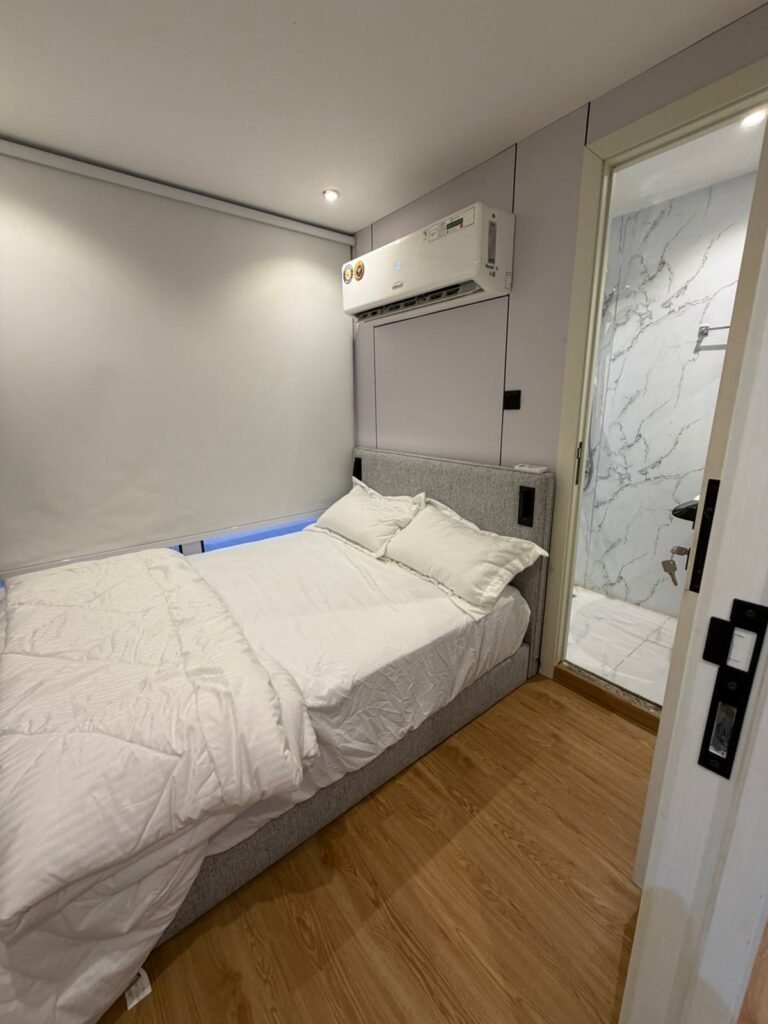 Serenity Haven houseboat – second bedroom with private bathroom, Al Qana, Abu Dhabi