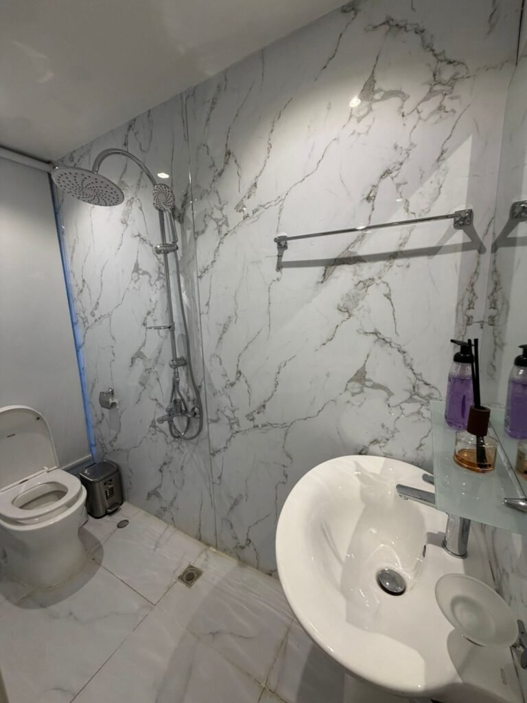 Serenity Haven houseboat – marble bathroom with rain shower, Al Qana, Abu Dhabi